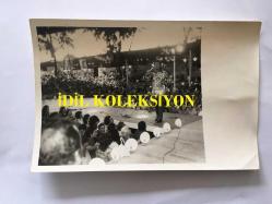 SANAT GÜNEŞİMİZ ZEKİ MÜREN'İN ORİJİNAL 2'Lİ FOTOĞRAF SETİ, - 18 x 12 cm EBADINDA 2 ADET FOTOĞRAF - ZEKİ MÜREN AÇIK HAVA KONSERİ VERİRKEN ÇEKİLMİŞ 2 FARKLI KARE