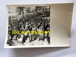 SANAT GÜNEŞİMİZ ZEKİ MÜREN'İN ORİJİNAL 2'Lİ FOTOĞRAF SETİ, - 18 x 12 cm EBADINDA 2 ADET FOTOĞRAF - ZEKİ MÜREN AÇIK HAVA KONSERİ VERİRKEN ÇEKİLMİŞ 2 FARKLI KARE