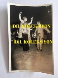 SANAT GÜNEŞİMİZ ZEKİ MÜREN'İN ORİJİNAL 3'LÜ FOTOĞRAF SETİ, - 18 x 12 cm EBADINDA 3 ADET FOTOĞRAF - ZEKİ MÜREN'İN ALMANYA KONSERİNDEN ÇEKİLMİŞ 3 FARKLI KARE