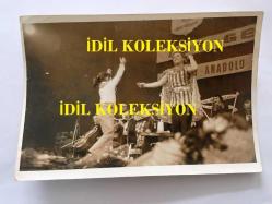 SANAT GÜNEŞİMİZ ZEKİ MÜREN'İN ORİJİNAL 3'LÜ FOTOĞRAF SETİ, - 18 x 12 cm EBADINDA 3 ADET FOTOĞRAF - ZEKİ MÜREN'İN ALMANYA KONSERİNDEN ÇEKİLMİŞ 3 FARKLI KARE