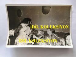 SANAT GÜNEŞİMİZ ZEKİ MÜREN'İN ORİJİNAL 2'Lİ FOTOĞRAF SETİ, - 18 x 12 cm EBADINDA 2 ADET FOTOĞRAF - ZEKİ MÜREN'İN EĞLENDİĞİ MEKANDA DANSÖZ İLE KARŞILIKLI DANS ETTİĞİ ANLARDAN 2 ÖZEL KARE