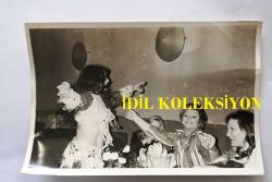 SANAT GÜNEŞİMİZ ZEKİ MÜREN'İN ORİJİNAL 2'Lİ FOTOĞRAF SETİ, - 18 x 12 cm EBADINDA 2 ADET FOTOĞRAF - ZEKİ MÜREN'İN EĞLENDİĞİ MEKANDA DANSÖZ İLE KARŞILIKLI DANS ETTİĞİ ANLARDAN 2 ÖZEL KARE