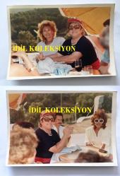 SANAT GÜNEŞİMİZ ZEKİ MÜREN'İN ORİJİNAL 2'Lİ FOTOĞRAF SETİ, - 18 x 12 cm EBADINDA 2 ADET FOTOĞRAF - ZEKİ MÜREN'İN NURHAN DAMCIOĞLU İLE BİRLİKTE BİR KUMSALDA AYNI MASADA OLDUĞU ANLARDAN 2 ÖZEL KARE