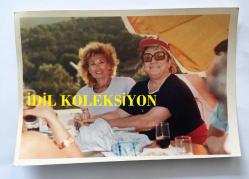 SANAT GÜNEŞİMİZ ZEKİ MÜREN'İN ORİJİNAL 2'Lİ FOTOĞRAF SETİ, - 18 x 12 cm EBADINDA 2 ADET FOTOĞRAF - ZEKİ MÜREN'İN NURHAN DAMCIOĞLU İLE BİRLİKTE BİR KUMSALDA AYNI MASADA OLDUĞU ANLARDAN 2 ÖZEL KARE