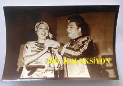 SANAT GÜNEŞİMİZ ZEKİ MÜREN'İN ORİJİNAL 3'LÜ FOTOĞRAF SETİ, - 18 x 12 cm EBADINDA 3 ADET FOTOĞRAF - ZEKİ MÜREN'İN BODRUM'DAKİ 2. KONSERİNDEN 3 FARKLI KARE, 10 EYLÜL 1984