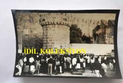 SANAT GÜNEŞİMİZ ZEKİ MÜREN'İN ORİJİNAL 3'LÜ FOTOĞRAF SETİ, - 18 x 12 cm EBADINDA 3 ADET FOTOĞRAF - ZEKİ MÜREN'İN BODRUM'DAKİ 2. KONSERİNDEN 3 FARKLI KARE, 10 EYLÜL 1984
