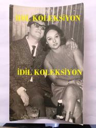 SANAT GÜNEŞİMİZ ZEKİ MÜREN'İN ORİJİNAL 2'Lİ FOTOĞRAF SETİ, - 18 x 12 cm EBADINDA 2 ADET FOTOĞRAF - ZEKİ MÜREN'İN 1960'LARDA YANINDAKİ HANIMEFENDİ İLE SOHBET EDİP BİR ŞEYLER İÇTİĞİ ANLARDA ÇEKİLMİŞ 2 FARKLI FOTOĞRAF