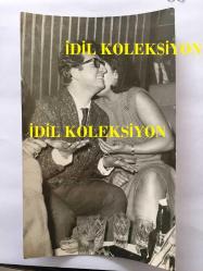 SANAT GÜNEŞİMİZ ZEKİ MÜREN'İN ORİJİNAL 2'Lİ FOTOĞRAF SETİ, - 18 x 12 cm EBADINDA 2 ADET FOTOĞRAF - ZEKİ MÜREN'İN 1960'LARDA YANINDAKİ HANIMEFENDİ İLE SOHBET EDİP BİR ŞEYLER İÇTİĞİ ANLARDA ÇEKİLMİŞ 2 FARKLI FOTOĞRAF