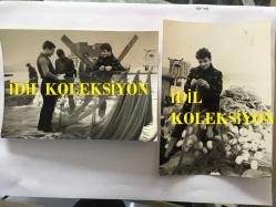 SANAT GÜNEŞİMİZ ZEKİ MÜREN'İN ORİJİNAL 2'Lİ FOTOĞRAF SETİ, - 16 x 11 cm EBADINDA 2 ADET FOTOĞRAF - ZEKİ MÜREN'İN 1960'LARDA LİMANDA BALIKÇILARLA BALIK AĞI ÇEKTİĞİ ANLARDAN 2 FARKLI KARE