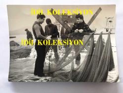 SANAT GÜNEŞİMİZ ZEKİ MÜREN'İN ORİJİNAL 2'Lİ FOTOĞRAF SETİ, - 16 x 11 cm EBADINDA 2 ADET FOTOĞRAF - ZEKİ MÜREN'İN 1960'LARDA LİMANDA BALIKÇILARLA BALIK AĞI ÇEKTİĞİ ANLARDAN 2 FARKLI KARE