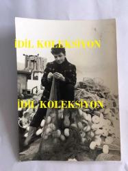 SANAT GÜNEŞİMİZ ZEKİ MÜREN'İN ORİJİNAL 2'Lİ FOTOĞRAF SETİ, - 16 x 11 cm EBADINDA 2 ADET FOTOĞRAF - ZEKİ MÜREN'İN 1960'LARDA LİMANDA BALIKÇILARLA BALIK AĞI ÇEKTİĞİ ANLARDAN 2 FARKLI KARE