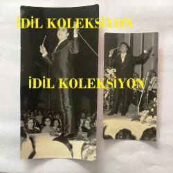 SANAT GÜNEŞİMİZ ZEKİ MÜREN'İN ORİJİNAL 2'Lİ FOTOĞRAF SETİ, - 17 x 9 cm  ve 12 x 6 cm EBADINDA 2 ADET FOTOĞRAF - ZEKİ MÜREN'İN 1960'LARDA SMOKİNLİ ve MAKYAJLI OLARAK MEKANDA KONSER VERDİĞİ ANLARDAN 2 FARKLI FOTOĞRAF