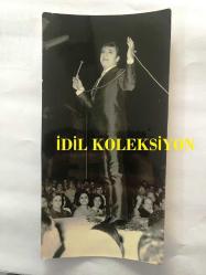 SANAT GÜNEŞİMİZ ZEKİ MÜREN'İN ORİJİNAL 2'Lİ FOTOĞRAF SETİ, - 17 x 9 cm  ve 12 x 6 cm EBADINDA 2 ADET FOTOĞRAF - ZEKİ MÜREN'İN 1960'LARDA SMOKİNLİ ve MAKYAJLI OLARAK MEKANDA KONSER VERDİĞİ ANLARDAN 2 FARKLI FOTOĞRAF