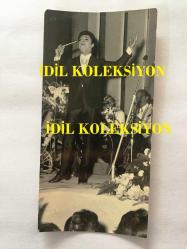 SANAT GÜNEŞİMİZ ZEKİ MÜREN'İN ORİJİNAL 2'Lİ FOTOĞRAF SETİ, - 17 x 9 cm  ve 12 x 6 cm EBADINDA 2 ADET FOTOĞRAF - ZEKİ MÜREN'İN 1960'LARDA SMOKİNLİ ve MAKYAJLI OLARAK MEKANDA KONSER VERDİĞİ ANLARDAN 2 FARKLI FOTOĞRAF