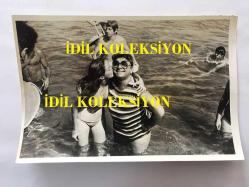 SANAT GÜNEŞİMİZ ZEKİ MÜREN'İN ORİJİNAL FOTOĞRAFI, - 18 x 12 cm EBADINDA - ZEKİ MÜREN'İN BODRUM'DA DENİZDE EĞLENİRKEN GENÇ KADIN HAYRANININ KENDİSİNİ YANAĞINDAN ÖPTÜĞÜ ANLARDAN BİR KARE, 14 EYLÜL 1984