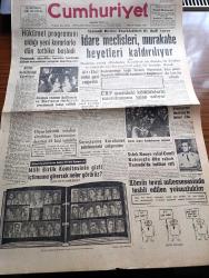 Cumhuriyet Gazetesi - 15 Temmuz 1960 - Kültür Seferberliği Gerekiyor Yazan Nadir Nadi Köşe Yazısı - Hükümet Programını Aldığı Yeni Kararlarla Dün Tatbikata Başladı - Arapça Ezanın Kalkması Ve Kur'an'ın Türkçe'ye Tercümesi Talep Edildi - Diyarbakır'da İnkılap Aleyhtarı Beyanname Dağıtan 41 kişi Tutuldu - Binicilerimiz Hamburg'da Birinci Oldu - Sabık Konya Valisi Cemil Keleşoğlu Dün Sabah Yassıada'da İntihar Etti - İkinci Cumhuriyetin İhtilal Meclisi Üyeleri 1 Yazan Cevat Fehmi Başkut Yazı Dizisi - Dümensiz Gemi Yazan Rikkat Köknar Yazı Dizisi - Siyasi Partilerimizde Doktrin İhtiyacı Yazan Aydemir Balkan - John Kennedy Başkan Adayı Seçildi - Burhan Felek Köşe Yazısı - Koruyucu Melekler Çizgi Roman - Resimli Roman Başkasının Günahı Çizen Yves Sayol -  Kaatil Kim Yazan Geo Duviç Yazı Dizisi - Fenerbahçe Kaptanı Naci Erdem Evlendi Fotoğraf - Galatasaray'ın Son Maçı Bugün Zenith İle - Beşiktaş'ın İlk Tur Rakibi Rapid Şampiyonaya Hazırlanmaya Başladı - Fenerbahçe Mali Krizi Halletti
