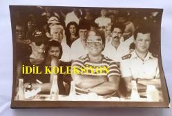 SANAT GÜNEŞİMİZ ZEKİ MÜREN'İN ORİJİNAL FOTOĞRAFI - 18 x 13 cm EBADINDA - ZEKİ MÜREN, BODRUM'DA DÜZENLENEN GÜZELLİK YARIŞMASINDA AVRUPA GÜZELLİK KRALİÇELERİNDEN NAZLI DENİZ KURUOĞLU'YLA BİRLİKTE JÜRİ ÜYELİĞİ YAPARKEN  YANLARINDAKİ SUBAY (YÜZBAŞI) İLE AYNI KAREDE, 5 TEMMUZ 1984