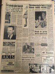 YENİ SABAH GAZETESİ 27 OCAK 1960 YIL :22 SAYI :7509---Cezayir de ki asiller silahı bırakmıyor ---CHP Ziraat Vekaleti Tahsisatını Az Buldu --Galata köprüsünün yeri değişiyor --Sarfedilmiş tahsisata ait tasarı  tenkidlere yol açtı ---Bir Jandarma Dur Emrini Dinlemeyen  Genci Vurdu --CHP li Mebuslar 13 Ayda 21 Bin Lira Ceza Ödediler ---Naim Tiralı dün cezasını çekmek için Bulancık  a hareket etti --İzmir DP Merkez bucağında iki  başkan vazife görüyor --Karaca da ki piyes : Siyavuşgil ---Radyo Programları --Cezayir de işler karıştı---Öğretmenlerle ilgili 3 kanun teklifi verildi --Chessman bir defa daha hakim huzuruna çıkacak ---Şimal in güzelleri :Cenub u tercih ediyor --Fethiye de zelzele oldu --Son Perde Açılıyor --Şehrimizde :Galatasaray -Beykoz ; Adalet  ,---Vefa ,İzmir de : Altay -Şekerhilal oynuyor ---Fenerbahçe İstişare Heyeti Fevkalade Kongre Aleyhinde --Beşiktaş Kızılyıldız  la haftaya karşılaşıyor --2. Devre Milli Lig Fikstürü --Kuyumlu ile Tosyalı istifa ettiler --