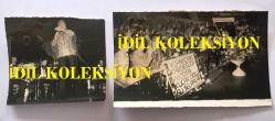 SANAT GÜNEŞİMİZ ZEKİ MÜREN'İN ORİJİNAL 2'Lİ FOTOĞRAF SETİ - 12 x 7 ve 8 x 7 cm EBADINDA - ZEKİ MÜREN'İN ALMANYA'DAKİ KONSERİNDEN 2 FARKLI KARE, 5 MAYIS 1976