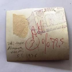SANAT GÜNEŞİMİZ ZEKİ MÜREN'İN ORİJİNAL 2'Lİ FOTOĞRAF SETİ - 12 x 7 ve 8 x 7 cm EBADINDA - ZEKİ MÜREN'İN ALMANYA'DAKİ KONSERİNDEN 2 FARKLI KARE, 5 MAYIS 1976