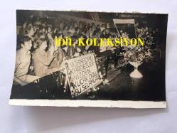 SANAT GÜNEŞİMİZ ZEKİ MÜREN'İN ORİJİNAL 2'Lİ FOTOĞRAF SETİ - 12 x 7 ve 8 x 7 cm EBADINDA - ZEKİ MÜREN'İN ALMANYA'DAKİ KONSERİNDEN 2 FARKLI KARE, 5 MAYIS 1976