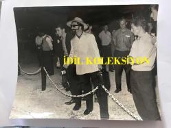 SANAT GÜNEŞİMİZ ZEKİ MÜREN'İN ORİJİNAL 6'LI BÜYÜK BOY FOTOĞRAF SETİ, - 23 x 18 cm EBADINDA - ZEKİ MÜREN'İN TAKMA TOP SAKAL, ŞAPKA  ve JAMES BOND ÇANTASI İLE CADDEDE HALKIN ARASINDA YÜRÜDÜĞÜ ve MAKYAJINI YAPTIRDIĞI ANLARDA ÇEKİLMİŞ 6 FARKLI KARE, NADİR FOTOĞRAFLAR, ÖZEL KOLEKSİYON