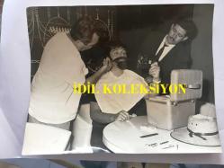 SANAT GÜNEŞİMİZ ZEKİ MÜREN'İN ORİJİNAL 6'LI BÜYÜK BOY FOTOĞRAF SETİ, - 23 x 18 cm EBADINDA - ZEKİ MÜREN'İN TAKMA TOP SAKAL, ŞAPKA  ve JAMES BOND ÇANTASI İLE CADDEDE HALKIN ARASINDA YÜRÜDÜĞÜ ve MAKYAJINI YAPTIRDIĞI ANLARDA ÇEKİLMİŞ 6 FARKLI KARE, NADİR FOTOĞRAFLAR, ÖZEL KOLEKSİYON