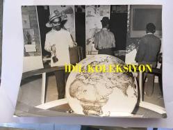 SANAT GÜNEŞİMİZ ZEKİ MÜREN'İN ORİJİNAL 6'LI BÜYÜK BOY FOTOĞRAF SETİ, - 23 x 18 cm EBADINDA - ZEKİ MÜREN'İN TAKMA TOP SAKAL, ŞAPKA  ve JAMES BOND ÇANTASI İLE CADDEDE HALKIN ARASINDA YÜRÜDÜĞÜ ve MAKYAJINI YAPTIRDIĞI ANLARDA ÇEKİLMİŞ 6 FARKLI KARE, NADİR FOTOĞRAFLAR, ÖZEL KOLEKSİYON