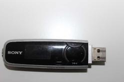 Sony marka 2 gb hafızalı mp3 çalar (pili tükenmiş durumda)