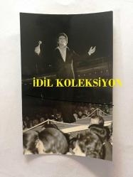 SANAT GÜNEŞİMİZ ZEKİ MÜREN'İN ORİJİNAL FOTOĞRAFI - 9 x 5,5 cm EBADINDA - ZEKİ MÜREN SİYAH TAKIM ELBİSESİYLE SAHNEDE GÜLÜMSERKEN ÇEKİLMİŞ BİR KARE