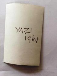 SANAT GÜNEŞİMİZ ZEKİ MÜREN'İN ORİJİNAL FOTOĞRAFI - 9 x 5,5 cm EBADINDA - ZEKİ MÜREN SİYAH TAKIM ELBİSESİYLE SAHNEDE GÜLÜMSERKEN ÇEKİLMİŞ BİR KARE