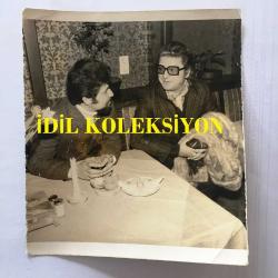 SANAT GÜNEŞİMİZ ZEKİ MÜREN'İN ORİJİNAL 2'Lİ FOTOĞRAF SETİ - 12 x 10 cm EBADINDA - ZEKİ MÜREN YEMEK YEDİĞİ RESTORANDA DÖNER KESERKEN ve MASADA SOHBET EDERKEN ÇEKİLMİŞ 2 FARKLI KARE
