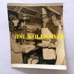 SANAT GÜNEŞİMİZ ZEKİ MÜREN'İN ORİJİNAL 2'Lİ FOTOĞRAF SETİ - 12 x 10 cm EBADINDA - ZEKİ MÜREN YEMEK YEDİĞİ RESTORANDA DÖNER KESERKEN ve MASADA SOHBET EDERKEN ÇEKİLMİŞ 2 FARKLI KARE