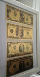 4 ADET ALTIN VARAKLI HATIRA DOLAR YABANCI PARA SETİ KOLEKSİYONA.B.D. Liberty 1.000.000 USD (Bir Milyon Dolar), 100 Dolar, 2 Dolar ve 1 Dolar Altın Folyo 4'lü SET Çerçeveli (Beyaz) 21 cm - 30 cm Boyutunda (RESİMDEKİ ÜRÜN GÖNDERİLECEKTİR)