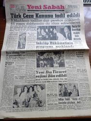 Yeni Sabah Gazetesi - 12 Temmuz 1960 - Muhakemeler Ne Zaman Köşe Yazısı - Türk Ceza Kanunu Tadil Edildi - Bayar Ailesinin 4 İlde 19 Gayrimenkulü Var - Ruslar Bir Amerika'nın Uçağını Daha Düşürdü - 9. Türk Dil Kurultayı - Saray Ve Müzelerde Sayım Yapılacak - Osman Bölükbaşı Dün Derhal Seçim Şartlara Uymaz Diyor - Haksız Alınan Binden Fazla Telefon Sıradaki Vatandaşa Verilecek - On Yılın Hikayesi Anlatan Saadet Çedikçi - Judd Saxon Çizen Ken Bald - Cafer İle Hürmüz Çizen Altan Erbulak - Hayk Mammer Çizen Oğuz Aral - Sadık Demir Çizen Rp Fuller - Uçan Adam Çizen Wayne Boring - Hasbi Tembeller Karikatür Çizen Mort Walker - Hatıralar Yaşadıkça Yazan F. Yerby Yazı Dizisi - Sovyet Polisinin Elinde Bir Amerikan Pilotu Çeviren Betül Dormen Yazı Dizisi - Güven Eller Mesulleri Hesap Soruyor -  Galatasaray İkinci Maçını Da Bakü'da 3 1 Kaybetti - Galatasaraylı İsmail Fenerbahçeli Olmak İstiyor