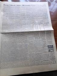 Ulus Gazetesi - 13 Temmuz 1960 - Türk Dil Kurultayı Yazan Yakup Kadri Karaosmanoğlu Köşe Yazısı - Korporatif Meclisin Büyük Tehlikeleri Yazan Bülent Ecevit Köşe Yazısı - Celal Bayar Yüksek Adalet Divanında - Sabık Cumhurbaşkanı Celal Bayar'ın Suçu Vatana İhanet - Celal Bayar'a Muhtemelen Verilecek Cezalar - 6 7 Eylül Topkapı Ve 28 Nisan Tahkikatı - Tasfiye Edilecek Anti Demokratik Kanunlar -  Adnan Menderes'e Verilen Maaş Ve Harcırahlar - Ankara Tenis Turnuvası - Aydınlara Düşen Ödev Yazan Uluğ İğdemir - Duman Var Ateş Yok Yazan Germaine Ve Jacques Decrest Yazı Dizisi - Hükümetin Dış Politikası Yazan Ahmet Şükrü Esmer - Emil Galip Sandalcı Köşe Yazısı - Sabık Adalet Bakanı Ve Milli Eğitim Başkanı Hüseyin Avni Göktürk 16 Mart 1957 Günü 10 Bin Metrekare Arazi Satın Almıştı - Kongo'da Katanga Eyaleti Bağımsızlığını İlan Etti - Hayali Oyunlar Üstadı Zati Sungur - Olur Mu Böyle Olur Mu Kardeş Kardeşi Vurur Mu - Kanlı Cumadan Resimler