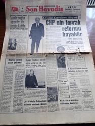 Son Havadis Gazetesi - 8 Ekim 1965 - Bugün Varmış Yarın Yokmuş Yazan Mümtaz Faik Fenik Köşe Yazısı - Milli Eğitim Bakanı Cihat Bilgehan'ı Yıpratmak Uğruna Solcular Mağdur Öğrencileri Alet Etmeye Kalktılar - Adalet Partisi Lideri Süleyman Demirel Konyalılara Hitap Etti CHP'nin Toprak Reformu Hayaldir Dedi - Egeliler Bugün Adalet Partisi Mitingine Hazır - Yüksek Menderes Aydın'da Kadınlar Mitinginde Bir Konuşma Yaptı - Radyo Seçim Gecesi Sabaha Kadar Çalışacak - Yeni Türkiye Partisi Genel Başkanı Ekrem Alican Aşırı Sol Ve Sağ Diktaya Sürüklenmekten Kurtulmalıyız - Tarafsızlar Yazan Orhan Seyfi Orhon Köşe Yazısı - Hitler'in Yardımcısı Bormann Bir Ormanda Yaşıyor - Batu'nun Maceraları Yazan ve Çizen Yurdagün Göker - Endülüs'te İslam Cengaver peri Yazan Zuhuri Danışman - Nonoş Karikatür - Elektronik İnek - Semih Sergen Efes Otelinde Muhabirimiz Hüsnü Menge İle Görüşürken Fotoğraf - Çocuklar Ve Büyükler Oraloğlu Tiyatrosunun İlk Oyunu - Çeklere Karşı Ali Sami Yen Stadında Oynayacağız