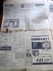 Son Havadis Gazetesi - 8 Ekim 1965 - Bugün Varmış Yarın Yokmuş Yazan Mümtaz Faik Fenik Köşe Yazısı - Milli Eğitim Bakanı Cihat Bilgehan'ı Yıpratmak Uğruna Solcular Mağdur Öğrencileri Alet Etmeye Kalktılar - Adalet Partisi Lideri Süleyman Demirel Konyalılara Hitap Etti CHP'nin Toprak Reformu Hayaldir Dedi - Egeliler Bugün Adalet Partisi Mitingine Hazır - Yüksek Menderes Aydın'da Kadınlar Mitinginde Bir Konuşma Yaptı - Radyo Seçim Gecesi Sabaha Kadar Çalışacak - Yeni Türkiye Partisi Genel Başkanı Ekrem Alican Aşırı Sol Ve Sağ Diktaya Sürüklenmekten Kurtulmalıyız - Tarafsızlar Yazan Orhan Seyfi Orhon Köşe Yazısı - Hitler'in Yardımcısı Bormann Bir Ormanda Yaşıyor - Batu'nun Maceraları Yazan ve Çizen Yurdagün Göker - Endülüs'te İslam Cengaver peri Yazan Zuhuri Danışman - Nonoş Karikatür - Elektronik İnek - Semih Sergen Efes Otelinde Muhabirimiz Hüsnü Menge İle Görüşürken Fotoğraf - Çocuklar Ve Büyükler Oraloğlu Tiyatrosunun İlk Oyunu - Çeklere Karşı Ali Sami Yen Stadında Oynayacağız