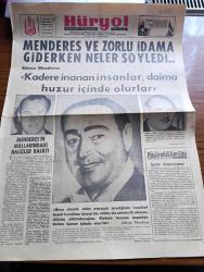 Hüryol Gazetesi - 22 Eylül 1966 - Adnan Menderes ve Fatin Rüştü Zorlu İdama Giderken Neler Söyledi - Adnan Menderes Kadere İnanan İnsanlar Daima Huzur İçinde Olurlar - Fatin Rüştü Zorlu Demişti Ki Biraz Sonra Cenabı Hakkın Huzuruna Çıkıyoruz Sakinim Ve Huzur İçindeyim Takdiratı İlahi Böyle İmiş Allah Memleketi Korusun Bu Da Bir Tecelli Ne Denir Ki - Adnan Menderes'in Mallarındaki Hacizler Kalktı - Adnan Menderes Hoca Efendi Sizin Yapmak İstediğiniz Vazifeyi Kendi Kendime İfa Ettim Siz Müsterih Olunuz Allah'a Şükredeceğim Kadere İnanan İnsanlar Daima Huzur İçinde Olurlar Dedi - Esasta Anlaşamıyoruz Yazan Muhammed Dirik Köşe Yazısı - Hz Muhammed ül Mustafa Hazırlayan Bilal Tunç - Batı Trakyadaki Türkler Yazan Naim Sarıcalı - Adnan Menderes'in Mevlidi Gözyaşları Arasında Okundu - Yaslı Geçirdiğimiz Zafer Bayramı Yazan - Yargıtay Başkanı İmran Öktem'in Konuşması İnfiale Uyandırdı - Türkiye Milliyetçi Gençlik Derneği Müfettişlerimize Hitaben Bir Beyanname Neşretti - Cemal Gürsel Defnedildi