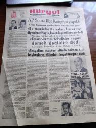 Hüryol Gazetesi - 22 Eylül 1966 - Adnan Menderes ve Fatin Rüştü Zorlu İdama Giderken Neler Söyledi - Adnan Menderes Kadere İnanan İnsanlar Daima Huzur İçinde Olurlar - Fatin Rüştü Zorlu Demişti Ki Biraz Sonra Cenabı Hakkın Huzuruna Çıkıyoruz Sakinim Ve Huzur İçindeyim Takdiratı İlahi Böyle İmiş Allah Memleketi Korusun Bu Da Bir Tecelli Ne Denir Ki - Adnan Menderes'in Mallarındaki Hacizler Kalktı - Adnan Menderes Hoca Efendi Sizin Yapmak İstediğiniz Vazifeyi Kendi Kendime İfa Ettim Siz Müsterih Olunuz Allah'a Şükredeceğim Kadere İnanan İnsanlar Daima Huzur İçinde Olurlar Dedi - Esasta Anlaşamıyoruz Yazan Muhammed Dirik Köşe Yazısı - Hz Muhammed ül Mustafa Hazırlayan Bilal Tunç - Batı Trakyadaki Türkler Yazan Naim Sarıcalı - Adnan Menderes'in Mevlidi Gözyaşları Arasında Okundu - Yaslı Geçirdiğimiz Zafer Bayramı Yazan - Yargıtay Başkanı İmran Öktem'in Konuşması İnfiale Uyandırdı - Türkiye Milliyetçi Gençlik Derneği Müfettişlerimize Hitaben Bir Beyanname Neşretti - Cemal Gürsel Defnedildi