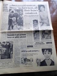 Hürriyet Gazetesi - 22 Şubat 1964 - İsmet İnönü'ye Suikast - Kayserili Elektrikçi Mesut Suna Saat 12 de Başbakanlıktan Çıkan İsmet İnönü'ye 3 El Ateş Etti Fakat İsabet Ettiremedi - Ateş Sesi Duyulunca İsmet İnönü Gayrıihtiyarı Bu Suikast Dedi Yazan Necdet Çalp - Mesut Suna'ya 24 Yıl Hapis Cezası Verilecek - Suikastçı Hayranıyım Diye İsmet İnönü'den Randevu İstemiş - Ragıp Gümüşpala Olayı Tel'in Etti - Güneş Bazen Geç Doğar Aşk Ve Macera Romanı Çizen Faruk Geç - Kuruluşunun 118. Yıldönümünde Jandarma Hala Dayak Atıyor - Ayrılık Yılları Aşk Romanı Yazan Denise Robins Yazı Dizisi - Halk Üniversitesi Siyonizm - Süreyya Ağa Han'ın Hayatı Adlı Filmde Begüm'ü Canlandıracak - Fenerbahçe İstanbulspor Milli Lig Maçı Tehir Edildi - İzmir Seyircisi Karşıyaka Küme Düşmesin Diye Tezahürat Yapacak - İsmet İnönü'ye Suikastten Fotoğraflar - Fatoş Çizgi Roman - Gökler Hakimi Gordon Çizgi Roman - Güngörmüşler Çizgi Roman - Dedektif Nik'in Maceraları Çizgi Roman