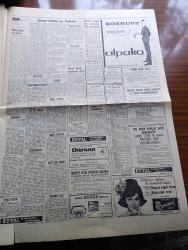 Hürriyet Gazetesi - 22 Şubat 1964 - İsmet İnönü'ye Suikast - Kayserili Elektrikçi Mesut Suna Saat 12 de Başbakanlıktan Çıkan İsmet İnönü'ye 3 El Ateş Etti Fakat İsabet Ettiremedi - Ateş Sesi Duyulunca İsmet İnönü Gayrıihtiyarı Bu Suikast Dedi Yazan Necdet Çalp - Mesut Suna'ya 24 Yıl Hapis Cezası Verilecek - Suikastçı Hayranıyım Diye İsmet İnönü'den Randevu İstemiş - Ragıp Gümüşpala Olayı Tel'in Etti - Güneş Bazen Geç Doğar Aşk Ve Macera Romanı Çizen Faruk Geç - Kuruluşunun 118. Yıldönümünde Jandarma Hala Dayak Atıyor - Ayrılık Yılları Aşk Romanı Yazan Denise Robins Yazı Dizisi - Halk Üniversitesi Siyonizm - Süreyya Ağa Han'ın Hayatı Adlı Filmde Begüm'ü Canlandıracak - Fenerbahçe İstanbulspor Milli Lig Maçı Tehir Edildi - İzmir Seyircisi Karşıyaka Küme Düşmesin Diye Tezahürat Yapacak - İsmet İnönü'ye Suikastten Fotoğraflar - Fatoş Çizgi Roman - Gökler Hakimi Gordon Çizgi Roman - Güngörmüşler Çizgi Roman - Dedektif Nik'in Maceraları Çizgi Roman