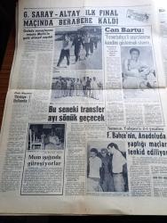 Hürriyet Gazetesi - 22 Haziran 1964 - İsmet Ali Dün Amerika'ya Gitti - Cumhurbaşkanı Cemal Gürsel Başbakan İsmet İnönü'yü Esenboğa Havalimanına Gelerek Uğurladı - Eski EOKA Lideri Grivas Gizlice Kıbrıs'a Gitmiş - Adalet Partisi Seyfi Kurt Ekim Üzerinde Israr Edince Başbakan İsmet İnönü Amerika'ya Muhalefet Temsilcisi Götürmedi - Metin Toker Paris'ten Bildiriliyor İsmet İnönü De Gaulle Görüşmesi Kıbrıs Konusunda Bir Merhale Olacak - Sel Van'da 2 Köyü Haritada Sildi 12 Kişi Boğuldu - Babalar Gününde Anneler Konuştu - Spor Toto Neticeleri - Padişah Vahdettin'in Polis Müdürü Hasan Tahsin İşkora Geri Geldi - Bir Hayal Uğruna Aşk Ve Macera Romanı Çizen Faruk Geç -  Bizimkiler Yazan Kemal Bisalman  Çizen Sezgin Burak - Ayrılık Yılları Aşk Romanı Yazan Denise Robins - Natalie Wood Soyunmaktan Çekinmez Fotoğraf - Şehir Meclisin Üyesi Mühendis Faruk Ilgaz'ın 60 Bin Liraya Yaptırdığı Köprüden 20 Bin Kadıköylü İstifade Edecek - Can Bartu Fenerbahçeli Seyircilerime Kendimi Göstermek İsterim