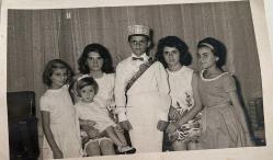 Bir sünnet merasiminde sarılarak kameraya poz veren kadın-erkek ve çocuk fotoğrafı.ORİJİNAL SİYAH & BEYAZ 13x 9cm EBADINDA - 1940'LAR, 1950'LER, 1960'LAR ve 1970'LER