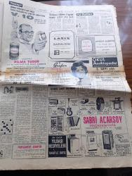 Hürriyet Gazetesi - 21 Aralık 1965 - Gençlik Kıbrıs İçin Miting Yaptı - Onbinlerce Genç Tek Kalp Halinde Haykırdı Ve İstanbul Dün Ordu Kıbrıs'a Sesleri İle İnledi - Gençler Hürriyet Meydanında Fotoğraf -  Süleyman Demirel Kıbrıs Kaybedilmiş Değildir Dedi - Kanlı Kıbrıs Hadiselerinin 2. Yıldönümü - Dışişleri Bakanı İhsan Sabri Çağlayangil Karar Bize Bir Şey Kaybettirmedi - Şinasi Osma Bir Harbi Göze Aldığımızı İlan Edelim Dedi - TPAO Ziraat Bankası Sümerbank Ve Etibank Genel Müdürleri Değişti - Aşk Ve Macera Romanı Çizen Faruk Geç - Bizimkiler Yazan Kemal Bisalman Çizen Sezgin Burak - Kader Çizgisi His Romanı Yazan Lewis Cox Yazı Dizisi - Resmi Sinemaskop Budha - Avrupa'yı Yerinden Oynatan Sesler Röportaj Sezen Cumhur Önal Yazı Dizisi - Stadlarda Asayiş Yine Bozuldu - İstanbul Emniyet Müdürü Hayrettin Nakipoğlu Gerekirse Cop Kullanırız - Hakem Ogün Altıparmak'ı Yine De Sahadan Attı - Hafız Erol Fenerbahçeli Oyuncuları Maçtan Önce Okudu Ama - Can Bartu Sakat - Güngörmüşler Çizgi Roman