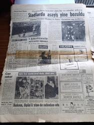 Hürriyet Gazetesi - 21 Aralık 1965 - Gençlik Kıbrıs İçin Miting Yaptı - Onbinlerce Genç Tek Kalp Halinde Haykırdı Ve İstanbul Dün Ordu Kıbrıs'a Sesleri İle İnledi - Gençler Hürriyet Meydanında Fotoğraf -  Süleyman Demirel Kıbrıs Kaybedilmiş Değildir Dedi - Kanlı Kıbrıs Hadiselerinin 2. Yıldönümü - Dışişleri Bakanı İhsan Sabri Çağlayangil Karar Bize Bir Şey Kaybettirmedi - Şinasi Osma Bir Harbi Göze Aldığımızı İlan Edelim Dedi - TPAO Ziraat Bankası Sümerbank Ve Etibank Genel Müdürleri Değişti - Aşk Ve Macera Romanı Çizen Faruk Geç - Bizimkiler Yazan Kemal Bisalman Çizen Sezgin Burak - Kader Çizgisi His Romanı Yazan Lewis Cox Yazı Dizisi - Resmi Sinemaskop Budha - Avrupa'yı Yerinden Oynatan Sesler Röportaj Sezen Cumhur Önal Yazı Dizisi - Stadlarda Asayiş Yine Bozuldu - İstanbul Emniyet Müdürü Hayrettin Nakipoğlu Gerekirse Cop Kullanırız - Hakem Ogün Altıparmak'ı Yine De Sahadan Attı - Hafız Erol Fenerbahçeli Oyuncuları Maçtan Önce Okudu Ama - Can Bartu Sakat - Güngörmüşler Çizgi Roman