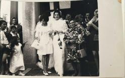 Topluluk arasında elinde bir gül,yakınları ile poz veren gelinin fotoğrafı .ORİJİNAL SİYAH & BEYAZ 13x 9cm EBADINDA - 1940'LAR, 1950'LER, 1960'LAR ve 1970'LER