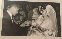 Bir düğün merasiminde gelinin eline yüzük takarken çekilen damadın fotoğrafı. 2096/16 .ORİJİNAL SİYAH & BEYAZ 13x 9cm EBADINDA - 1940'LAR, 1950'LER, 1960'LAR ve 1970'LER