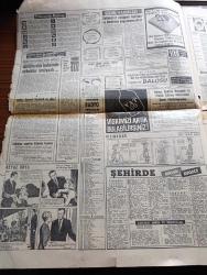 Hürriyet Gazetesi - 26 Kasım 1966 - Türk Lokantasında Esrar Araması Yapan Bir Alman Komiseri Münihte 3 Türkü Vurdu - Üniversite Mi Aşk Gemisi Mi -  Protokol Memurlarının Hoş Bir Sürprizi - İsmet İnönü Bayan Demirel Fotoğraf - Süleyman Demirel Bayan İnönü Fotoğraf - İsmet İnönü Bayan Demirel'e Mandalina İkram Ederken Kabuklarını Bile Soydu - Millet Meclisinde Petrol Konusunda Görüşme Başladı - Sultanahmet Erkek Sanat Enstitüsü Müdürü Şekip Özsoy Sarayburnunda Otomobili Denize Sürüp İntihar Etti - Beyaz Rüya Aşk Ve Macera Romanı Çizen Faruk Geç - İstanbul Ankara Radyosu Programı - Bizimkiler Yazan Kemal Bisalman Çizen Sezgin Burak - Vat 69 Viski - Bossa Trençkotları - Yeşilçam'ın Taçsız Kralı Ayhan Işık Kanun Benim Filminde Fotoğraf - Sevda Ferdağ Fotoğraf - Leyla Sayar Elimiz Böğrümüzde Evde Koca Bekliyoruz Fotoğraf - Güngörmüşler Çizgi Roman - Gökler Hakimi Gordon Çizgi Roman - Fatoş Çizgi Roman - Dedektif Nik'in Maceraları Çizgi Roman