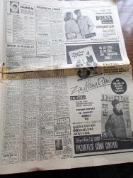 Hürriyet Gazetesi - 26 Kasım 1966 - Türk Lokantasında Esrar Araması Yapan Bir Alman Komiseri Münihte 3 Türkü Vurdu - Üniversite Mi Aşk Gemisi Mi -  Protokol Memurlarının Hoş Bir Sürprizi - İsmet İnönü Bayan Demirel Fotoğraf - Süleyman Demirel Bayan İnönü Fotoğraf - İsmet İnönü Bayan Demirel'e Mandalina İkram Ederken Kabuklarını Bile Soydu - Millet Meclisinde Petrol Konusunda Görüşme Başladı - Sultanahmet Erkek Sanat Enstitüsü Müdürü Şekip Özsoy Sarayburnunda Otomobili Denize Sürüp İntihar Etti - Beyaz Rüya Aşk Ve Macera Romanı Çizen Faruk Geç - İstanbul Ankara Radyosu Programı - Bizimkiler Yazan Kemal Bisalman Çizen Sezgin Burak - Vat 69 Viski - Bossa Trençkotları - Yeşilçam'ın Taçsız Kralı Ayhan Işık Kanun Benim Filminde Fotoğraf - Sevda Ferdağ Fotoğraf - Leyla Sayar Elimiz Böğrümüzde Evde Koca Bekliyoruz Fotoğraf - Güngörmüşler Çizgi Roman - Gökler Hakimi Gordon Çizgi Roman - Fatoş Çizgi Roman - Dedektif Nik'in Maceraları Çizgi Roman